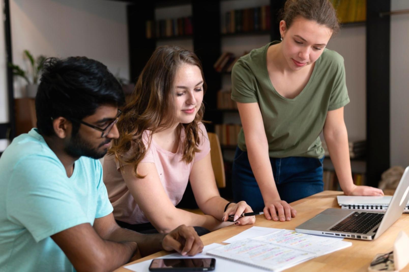 Profesionales trabajando en análisis financiero